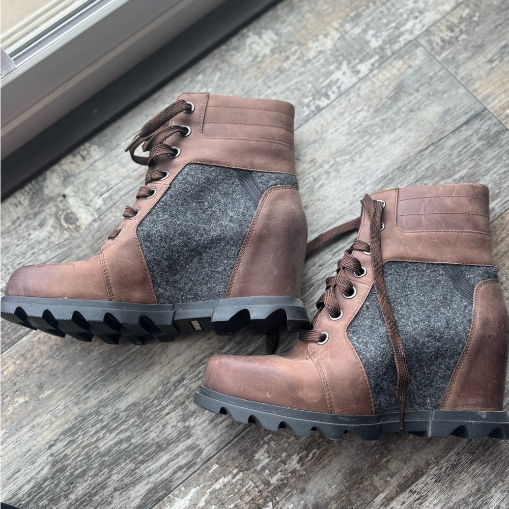 Brown size 10 Sorel wedge booties